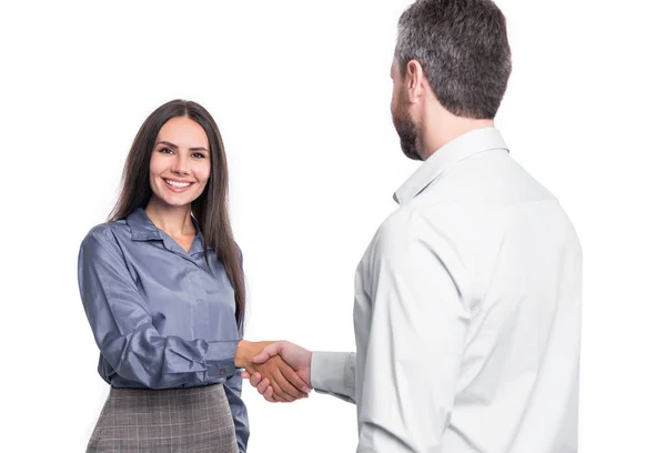 白い背景で孤立した握手を扱うビジネスパートナー ビジネスパートナーだ 取引相手の握手 プロのパートナーがスタジオで仕事をしてる 握手と取引 — ストック写真