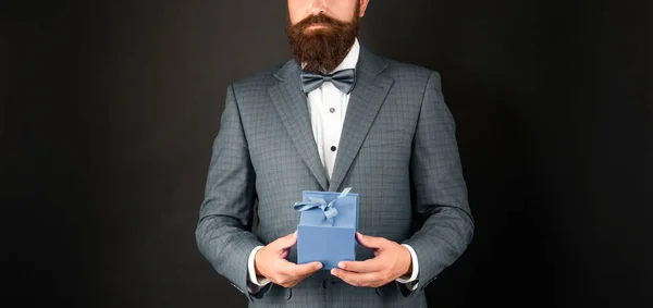 Cropped Άνθρωπος Σμόκιν Παπιγιόν Formalwear Μαύρο Φόντο Κουτί Δώρου Ημέρα — Φωτογραφία Αρχείου