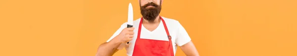 Poważny Człowiek Widok Uprawy Czerwony Fartuch Gospodarstwa Kucharze Nóż Żółty — Zdjęcie stockowe