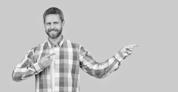 Bearded Caucasian Guy Casual Shirt Pointing Finger Isolated Yellow Background —  Fotos de Stock