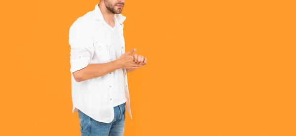 Uomo Ritagliato Camicia Bianca Sfondo Giallo Con Spazio Copia Casual — Foto Stock
