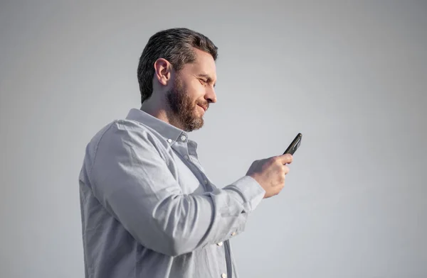 Hombre Positivo Chat Teléfono Inteligente Con Mensaje Hombre Charlando Por — Foto de Stock