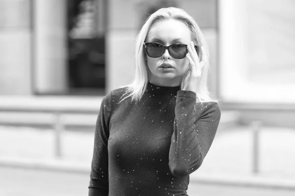 Fashion Woman Blonde Hair Sunglasses Photo Fashion Woman Street Fashion — Stockfoto