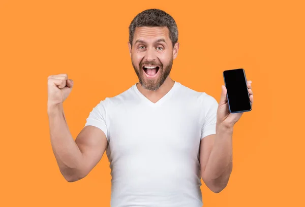 Schreiender Mann Zeigt App Telefon Mann Zeigt App Auf Handy — Stockfoto