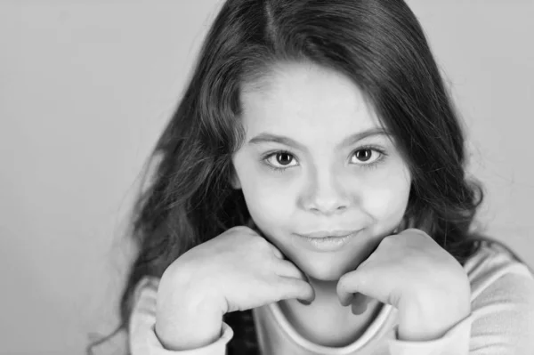 Porträtt Glad Tonåring Flicka Isolerad Blått Porträtt Tonårstjej Ateljé Porträtt — Stockfoto