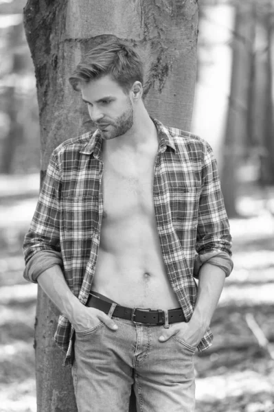 Ξυρισμένος Καυκάσιος Άνδρας Lumbersexual Look Ξεκούμπωτο Πουκάμισο Ξυλοκόπου Στέκεται Στο — Φωτογραφία Αρχείου