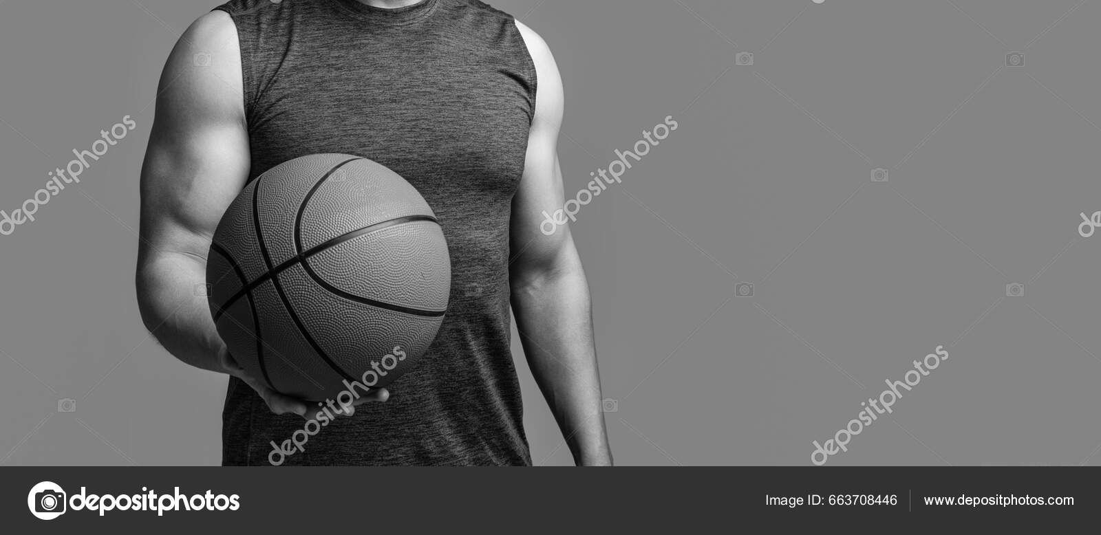 Tiro de estúdio do jogo de um jogador de basquete contra um fundo