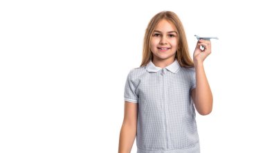 Stüdyoda pozitif kızın çocukluğu. Origamiyle oynayan genç bir kızın çocukluğu. Çocukluk yıllarında genç kızı oynarken çekilmiş bir fotoğraf. Beyaz arka planda soyutlanmış genç bir kızın çocukluğu.