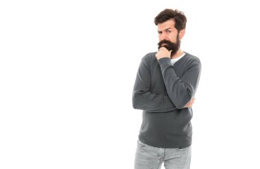 Beyaz arka planda sakallı, sakallı, olgun ve düşünceli bir adam..