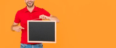 Kırpılmış adam sarı arkaplanda fotokopi alanı ile reklam sunuyor, duyuru.