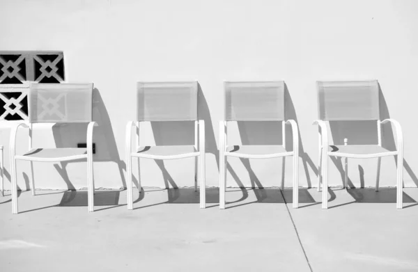 日当たりの良い壁に夏のための屋外パティオの椅子家具 — ストック写真