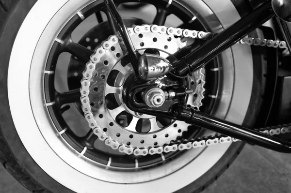 带橡胶轮胎定制部分的详细轮毂 — 图库照片