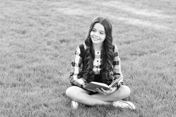 Χαρούμενο Κορίτσι Έφηβος Κάθονται Στο Γρασίδι Διαβάζοντας Βιβλίο — Φωτογραφία Αρχείου
