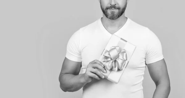 Mann Halten Geschenkbox Isoliert Auf Gelbem Hintergrund Mit Kopierraum Mann — Stockfoto
