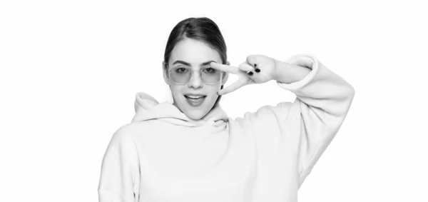 Sıradan Kapüşonlu Pembe Gözlüklü Mutlu Bir Kız Işaretini Gösteriyor Parmak — Stok fotoğraf
