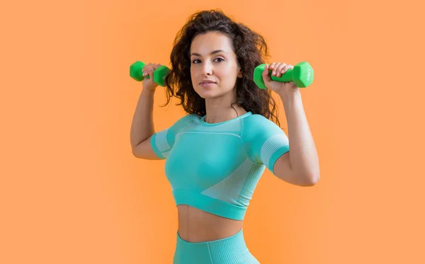 Mulher Fitness Alegre Fazer Exercício Levantamento Peso Com Haltere Estúdio — Fotografia de Stock