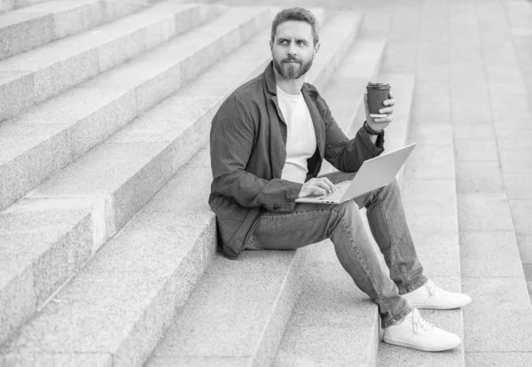 Man Bloggen Online Met Laptop Outdoor Bij Koffiepauze Man Blogt — Stockfoto