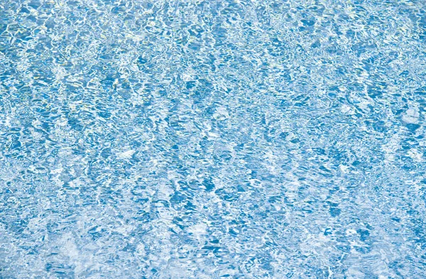 游泳池水的蓝色背景 有波纹 夏天的概念 — 图库照片