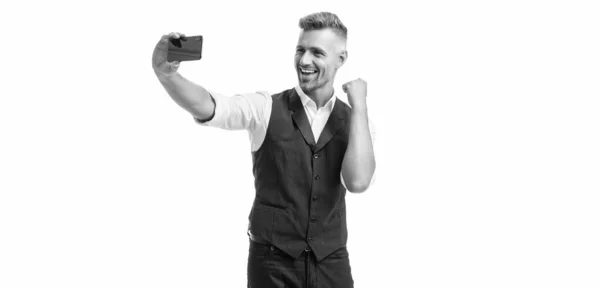 Boldog Menedzser Öltönyben Mellény Hogy Nyerő Gesztus Hogy Videohívás Mobiltelefonról — Stock Fotó