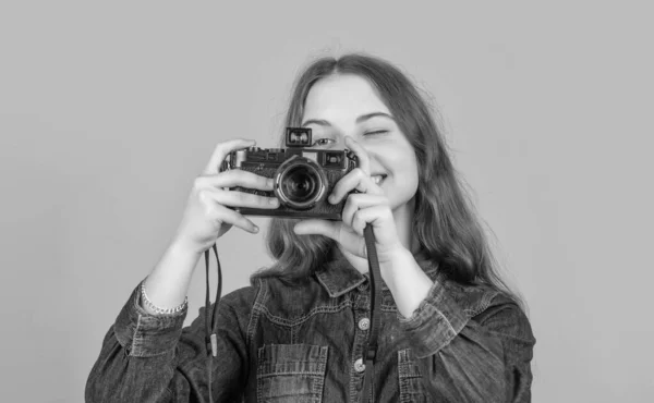 Mutlu Genç Kız Fotoğrafçı Kamera Sarısı Arka Plana Bakıyor Fotoğraf — Stok fotoğraf