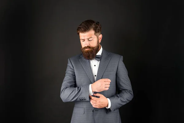 タキシードの弓のネクタイの男 黒を基調としたフォーマルウェアの執事 男性の公式ファッション — ストック写真