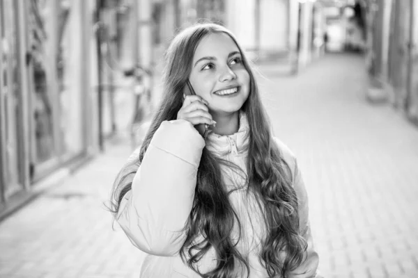 Pozitivní Dospívající Dívka Telefonát Konverzaci Fotka Dospívající Dívky Jak Venku — Stock fotografie