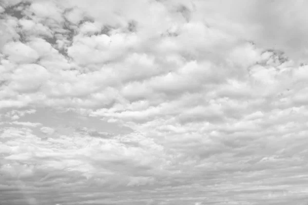 Bewolkte Blauwe Lucht Met Witte Pluizige Wolken Achtergrond — Stockfoto