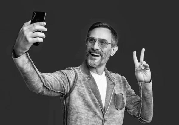 Stilvoller Mann Bloggt Telefon Isoliert Auf Rotem Hintergrund Frieden Mann — Stockfoto