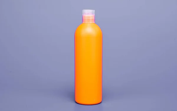 Bottiglia Shampoo Arancione Sfondo Blu Cosmetologia — Foto Stock