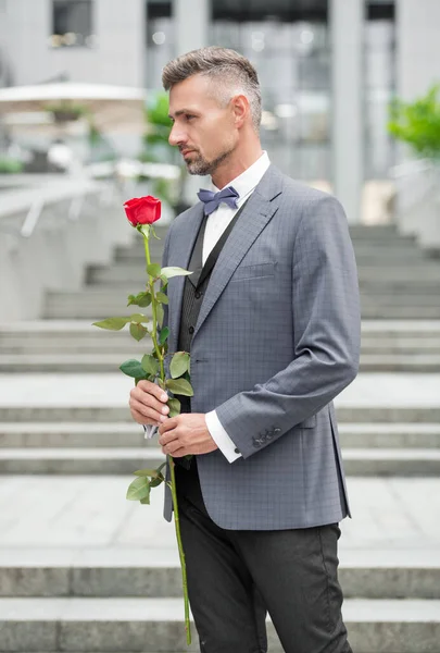 Hombre Elegante Esmoquin Ocasión Romántica Hombre Con Regalo Romántico Guapo —  Fotos de Stock
