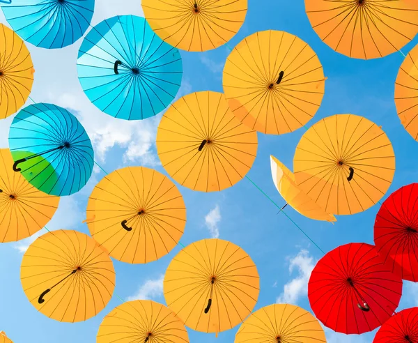 Veelkleurige Paraplu Opknoping Blauwe Lucht Achtergrond Straatversiering — Stockfoto