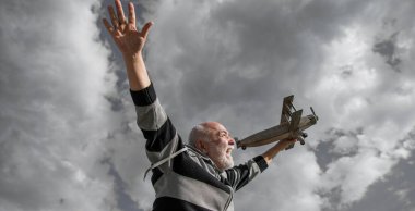 Yaşlı, emekli bir adam. Emekli olmuş olgun bir adam. Gökyüzündeki yaşlı adam oyuncak uçağıyla dışarıda.
