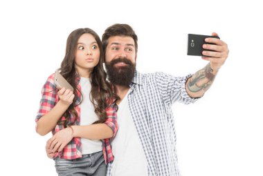 Blogger yaşam tarzı. Birlikte mutlu anları yakalayın. Babası olan küçük bir kız. Küçük neşeli çocuk baba. Baba ve kızı selfie çekiyor. 4G teknolojisi. Blogcu çocuk. Blogger konsepti. Çevrimiçi yaşam.