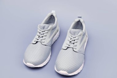 Koşmak için spor ayakkabıları. Bir çift rahat spor ayakkabı. Spor mavi spor ayakkabılar. Mavi arka planda ayakkabılar. Ayakkabı dükkanı. Alışveriş konsepti. Eğitim için ayakkabılar.