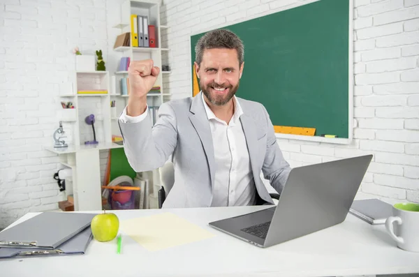 칠판에 컴퓨터를 가지고 교실에서 성공적 선생님 — 스톡 사진