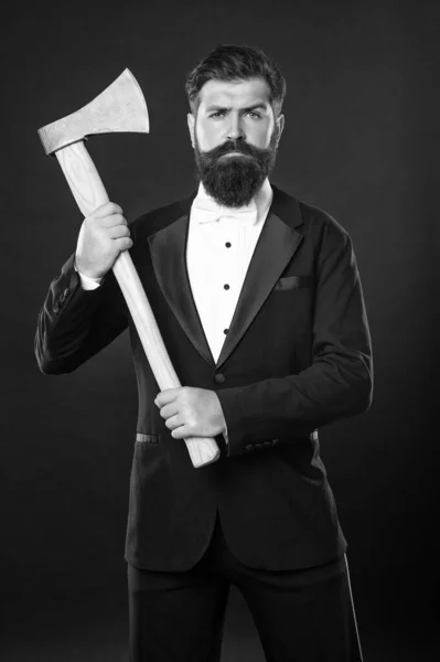 彼は残酷に見える 斧を持った勇敢な紳士だ 髭の男暗い背景 バーバーショップ 斧シェービング 完璧なカット — ストック写真