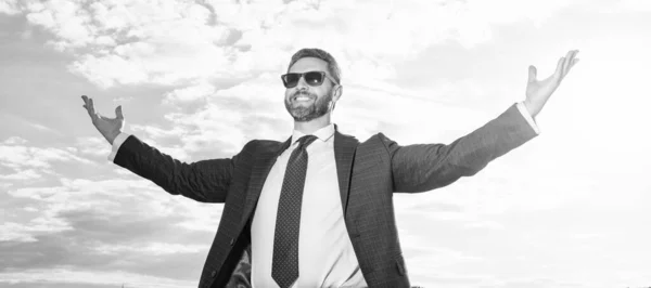 Glücklicher Erfolgreicher Geschäftsmann Anzug Vor Himmelblauem Hintergrund Erfolgreicher Geschäftsmann Anzug — Stockfoto