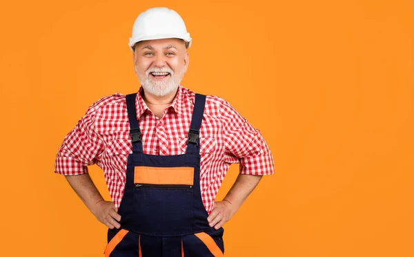 Fröhliche Senior Mann Bauarbeiter Mit Hartem Hut Auf Gelbem Hintergrund — Stockfoto