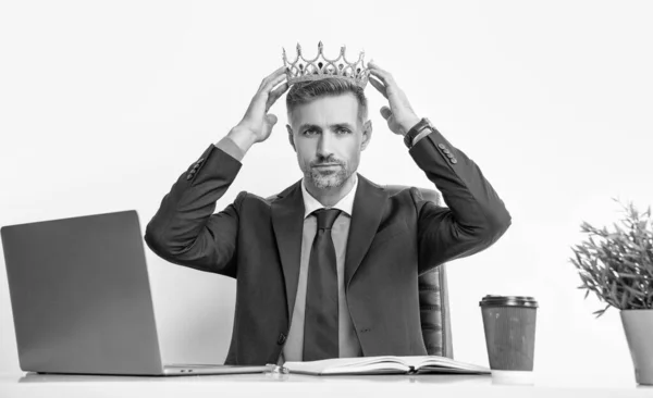 スーツ姿の大人の大ボスがオフィスで王冠をかぶって — ストック写真