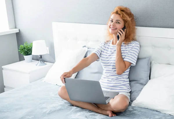 Дівчина Блогер Розмовляє Мобільному Телефоні Сидячи Ліжку Щаслива Жінка Має — стокове фото
