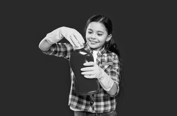 Zdjęcie Dziewczyny Gospodarstwa Domowego Trzymać Detergent Dziewczyna Gospodarstwo Domowe Detergentem — Zdjęcie stockowe