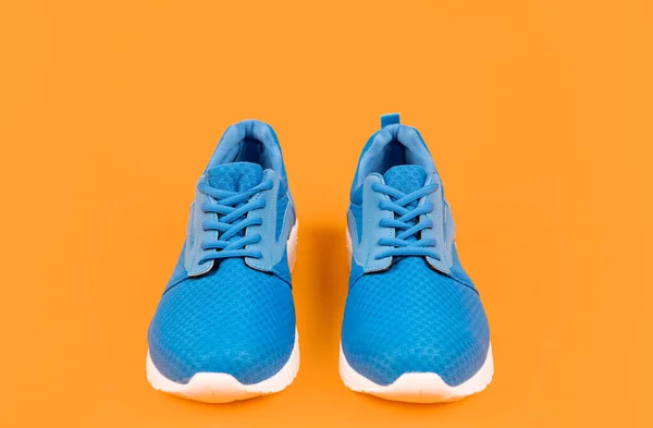 Пара Зручного Синього Спортивного Взуття Жовтому Фоні Спортивний Одяг — стокове фото