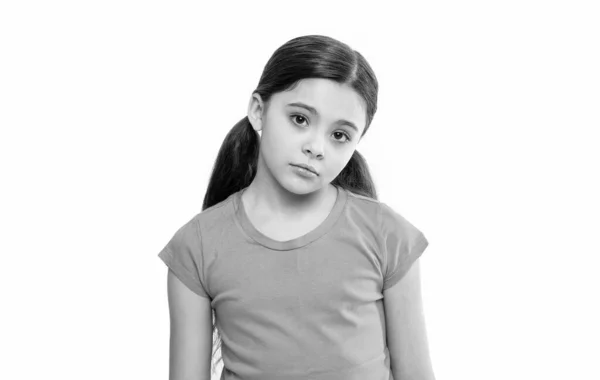 スタジオで10代のブルネットの女の子の肖像画 緑のTシャツを着た10代のブルネットの女の子 カジュアルなスタイルで10代のブルネットの女の子の写真 白の背景に隔離されたティーンブルネットの女の子 — ストック写真