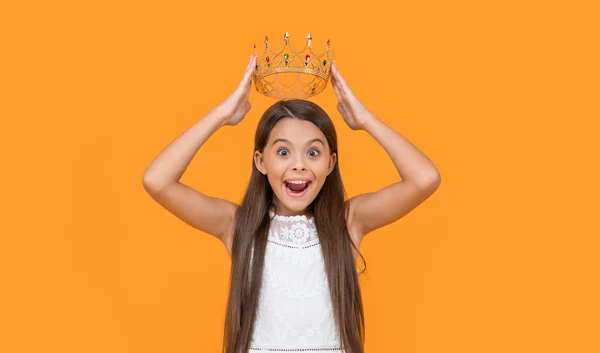 Amazed Teen Girl Crown Yellow Background — Stockfoto