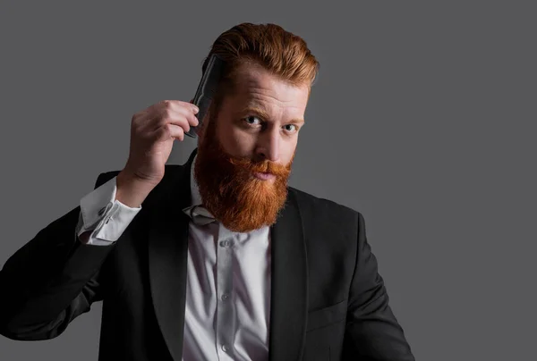 Barbearia Homem Com Barba Pentear Cabelo Espaço Cópia Homem Tem — Fotografia de Stock