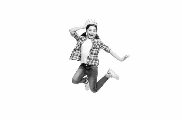Детство Девушки Коронном Прыжке Изолировано Белом Детство Девочки Короне Студии — стоковое фото