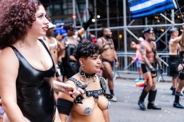 New York, New York, ABD - 25 Haziran 2023: Onur Yürüyüşü 2023 New York 'ta. Sadomazoşizm gururlu erkekler gey gökkuşağı lgbtq. Igbt ve lgbtq geçit töreni takımı. Gay adam.