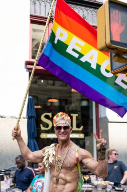New York, New York, ABD - 25 Haziran 2023: Onur Yürüyüşü 2023 New York 'ta. Gururlu, gökkuşağı lgbtq bayrağı barışı olan bir gay. lgbt ve lgbtq geçit töreni