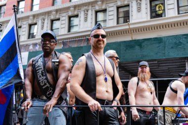 New York, New York, ABD - 25 Haziran 2023: Onur Yürüyüşü 2023 New York 'ta. Sadomazoşizm gururlu erkekler gey gökkuşağı lgbtq. Igbt ve lgbtq geçit töreni takımı. Gay adam.