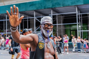 New York, New York, ABD - 25 Haziran 2023: Onur Yürüyüşü 2023 New York 'ta. Sadomazoşizm gururlu erkekler gey gökkuşağı lgbtq. Igbt ve lgbtq geçit töreni takımı. Gay adam.